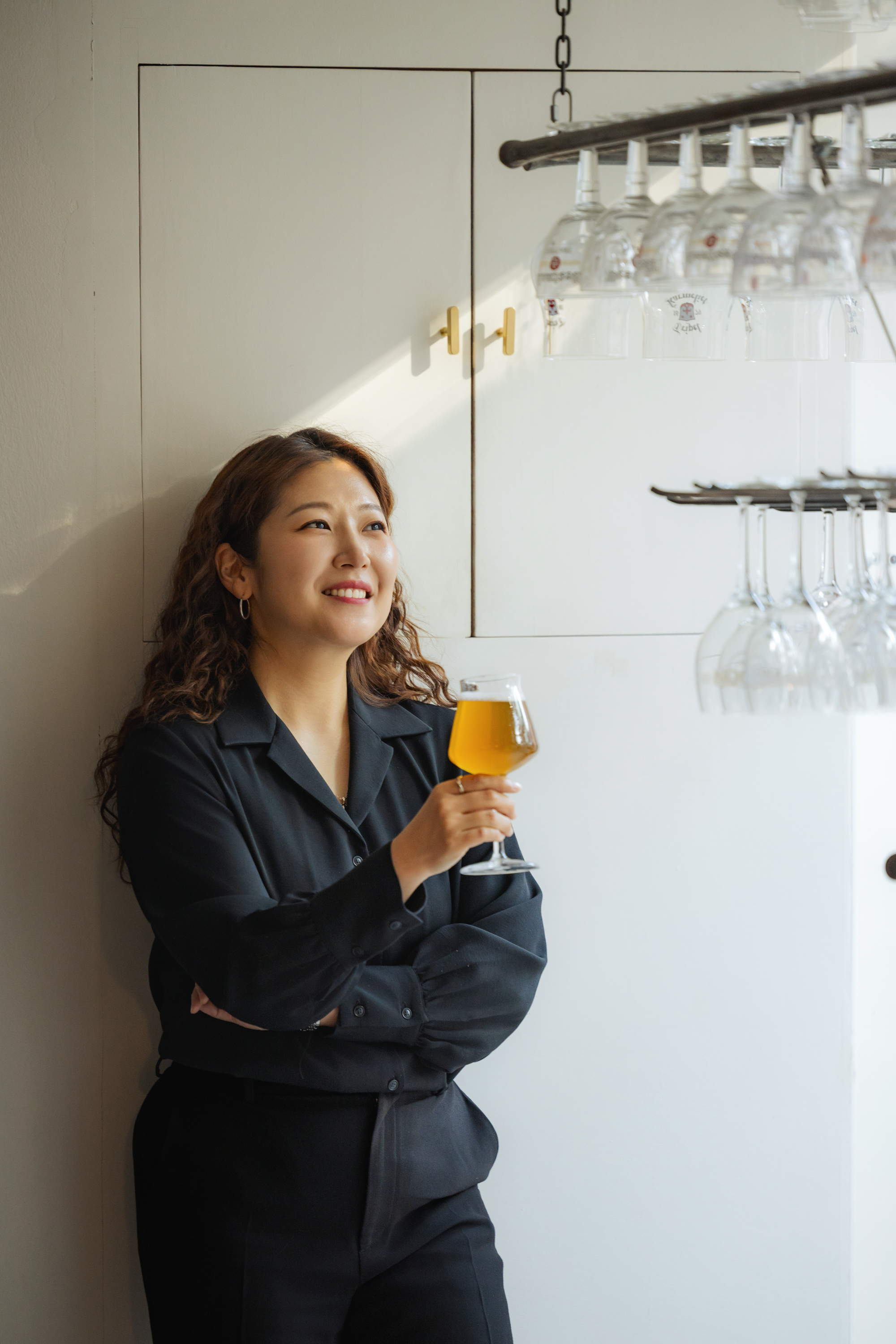 맥주잔을 들고 Fermented Ghost 공간에 선 김미연